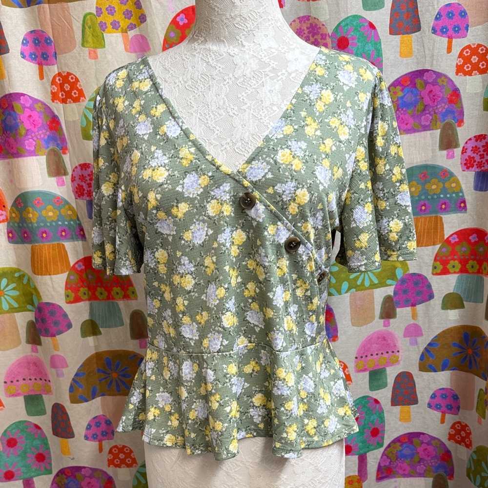 Full Circle Trends Floral S/S Blouse. Large